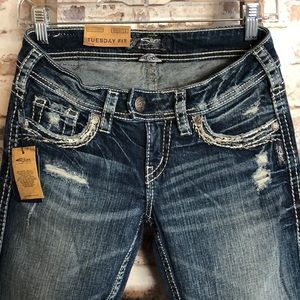 BRAND NEW- women’s silver jeans. W-26 L-35